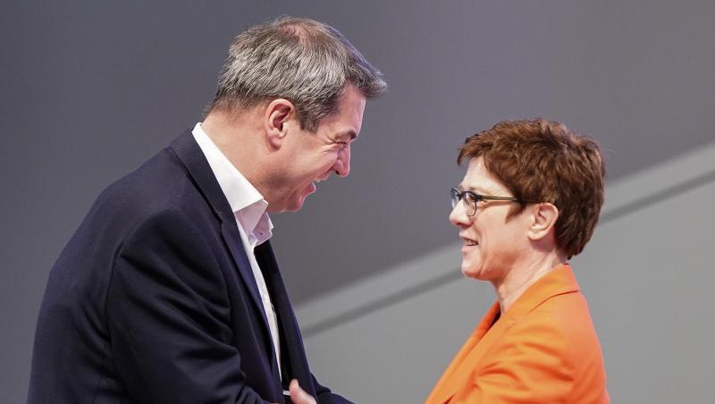 Markus Söder (l) verabschiedet sich von Annegret Kramp-Karrenbauer. Foto: Kay Nietfeld/dpa
