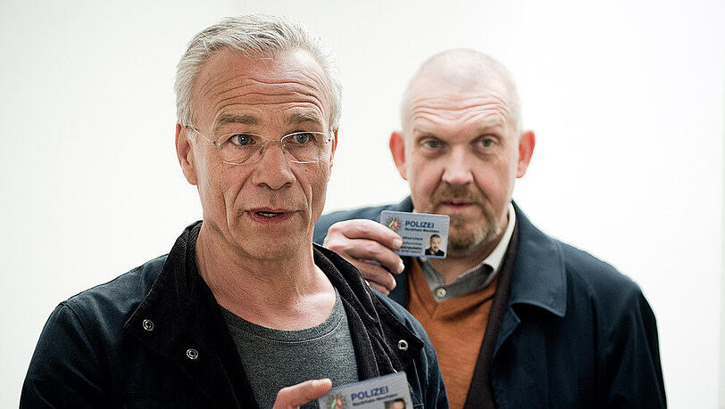 Szene aus dem "Tatort: Bausünden": Die Kommissare Max Ballauf (Klaus J. Behrendt, l.) und Freddy Schenk (Dietmar Bär) weisen sich aus Szene aus dem "Tatort: Bausünden": Die Kommissare Max Ballauf (Klaus J. Behrendt, l.) und Freddy Schenk (Dietmar Bär) weisen sich aus