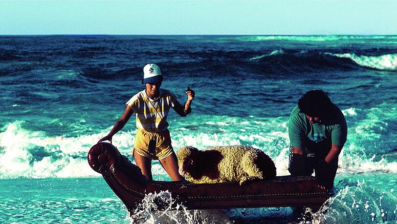 Unvergessliches Fotoshooting: Für das Cover des 10cc- Albums "Look Hear?" setzten die Designer ein Schaf auf eine Liege in die Brandung. Die Liege musste auf Hawaii eigens angefertigt und das Schaf mit Valium beruhigt werden. Und das fertige Foto war dann auf dem Cover nur briefmarkengroß zu sehen. Unvergessliches Fotoshooting: Für das Cover des 10cc- Albums "Look Hear?" setzten die Designer ein Schaf auf eine Liege in die Brandung. Die Liege musste auf Hawaii eigens angefertigt und das Schaf mit Valium beruhigt werden. Und das fertige Foto war dann auf dem Cover nur briefmarkengroß zu sehen.