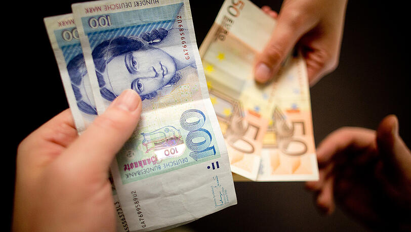 Noch besonders häufig im Umlauf: Der 100 D-Mark-Schein. (Archivbild) Noch besonders häufig im Umlauf: Der 100 D-Mark-Schein. (Archivbild)