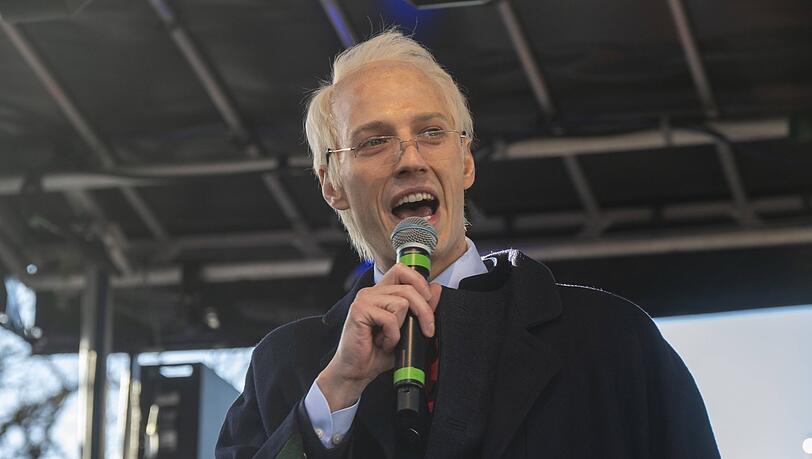 Feiern mit den Chefs? Wenn Promis wie hier Bürgermeister Dominik Krause (als Edmund Stoiber) beim Faschingsdienstag am Viktualienmarkt auflaufen, feiern auch viele Beamte mit – frei haben sie ja eh. Feiern mit den Chefs? Wenn Promis wie hier Bürgermeister Dominik Krause (als Edmund Stoiber) beim Faschingsdienstag am Viktualienmarkt auflaufen, feiern auch viele Beamte mit – frei haben sie ja eh.