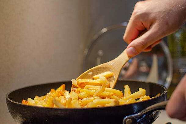 Auch in der Pfanne kann man kalte Fritten wieder aufwärmen. Auch in der Pfanne kann man kalte Fritten wieder aufwärmen.
