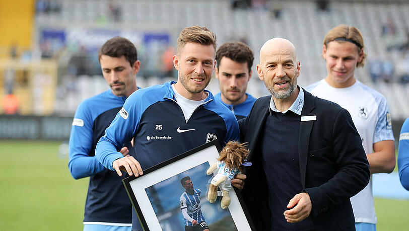Bekam von Sportchef Günther Gorenzel ein Abschiedsgeschenk: Marius Willsch. Bekam von Sportchef Günther Gorenzel ein Abschiedsgeschenk: Marius Willsch.