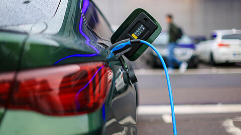 Ein Elektrofahrzeug von BMW lädt an einer Ladesäule. Welche deutschen Stromer vergleichsweise schnell laden – und besonders günstig sind. Ein Elektrofahrzeug von BMW lädt an einer Ladesäule. Welche deutschen Stromer vergleichsweise schnell laden – und besonders günstig sind.