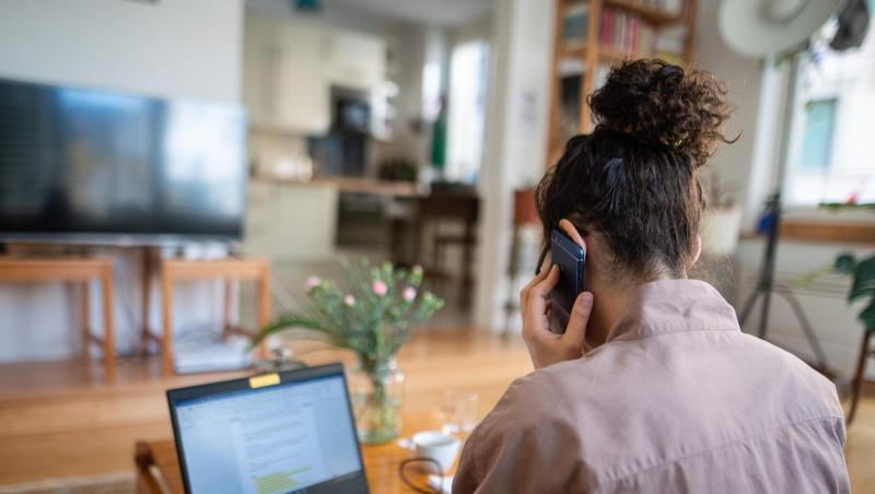 Telefonkonferenz aus dem Wohnzimmer. Telefonkonferenz aus dem Wohnzimmer.