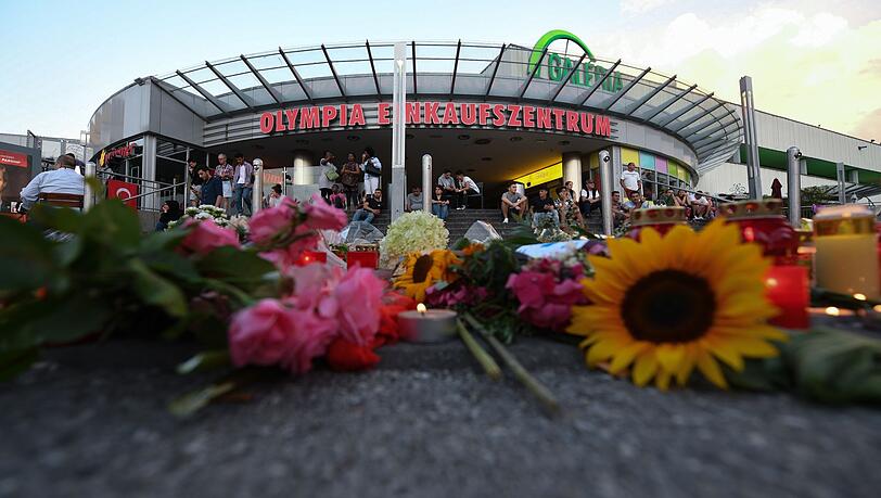 Blumen und Kerzen liegen an der U-Bahn Station Olympia-Einkaufszentrums (OEZ). Blumen und Kerzen liegen an der U-Bahn Station Olympia-Einkaufszentrums (OEZ).