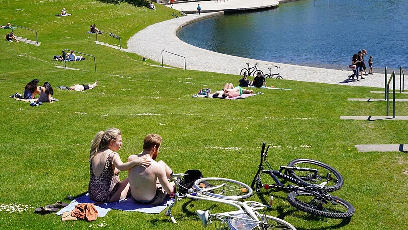 Badeanzug raus, T-Shirts aus, im Olympiapark herrscht am Sonntag ein Sommergefühl. Badeanzug raus, T-Shirts aus, im Olympiapark herrscht am Sonntag ein Sommergefühl.