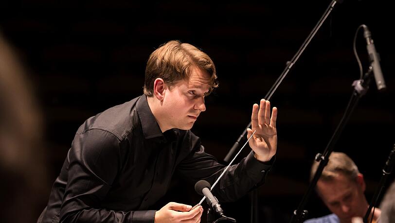 Clemens Schuldt dirigiert das Münchener Kammerorchester. Clemens Schuldt dirigiert das Münchener Kammerorchester.
