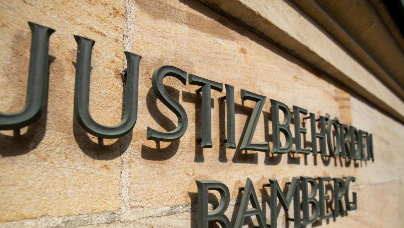 "Justizbehörden Bamberg" steht an der Außenfassade am Landgericht Bamberg. Foto: Daniel Karmann/Archivbild "Justizbehörden Bamberg" steht an der Außenfassade am Landgericht Bamberg. Foto: Daniel Karmann/Archivbild