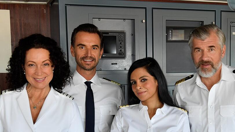 Zusammen mit seiner Crew Hanna Liebhold (Barbara Wussow, l.), Dr. Jessica Delgado (Collien Ulmen-Fernandes, 2.v.r.) und Staff-Kapitän Martin Grimm (Daniel Morgenroth, r.) begibt sich Kapitän Max Parger (Florian Silbereisen, 2.v.l) auf eine neue Reise. Zusammen mit seiner Crew Hanna Liebhold (Barbara Wussow, l.), Dr. Jessica Delgado (Collien Ulmen-Fernandes, 2.v.r.) und Staff-Kapitän Martin Grimm (Daniel Morgenroth, r.) begibt sich Kapitän Max Parger (Florian Silbereisen, 2.v.l) auf eine neue Reise.