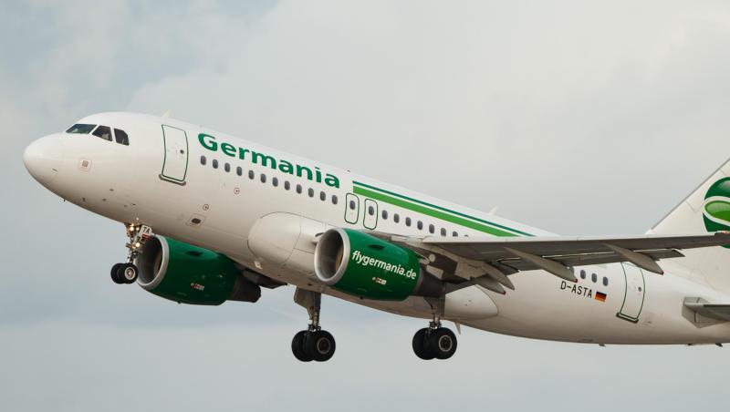 Ein Airbus A319 der deutschen Fluggesellschaft Germania hebt vom Flughafen ab. Ein Airbus A319 der deutschen Fluggesellschaft Germania hebt vom Flughafen ab.
