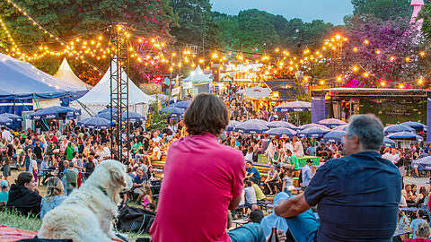Halbzeit beim Tollwood Sommerfestival im Olympiapark. Halbzeit beim Tollwood Sommerfestival im Olympiapark.
