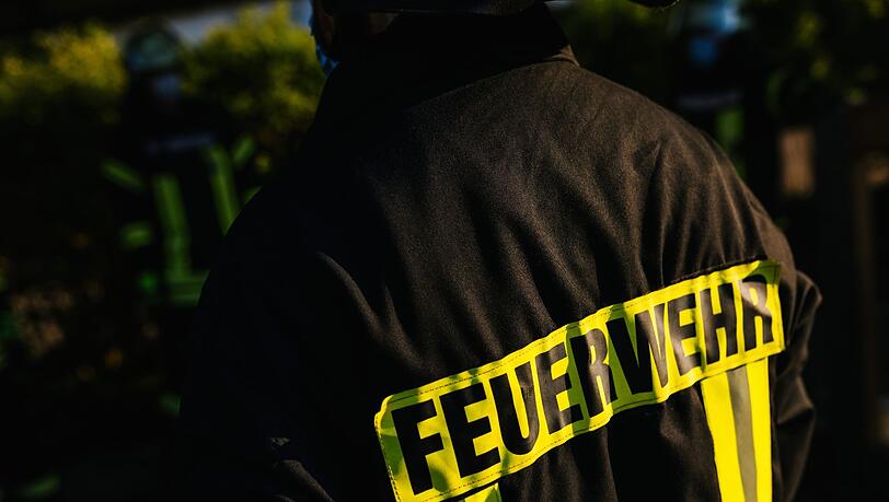 Ein Feuerwehrmann in Schutzkleidung. Ein Feuerwehrmann in Schutzkleidung.