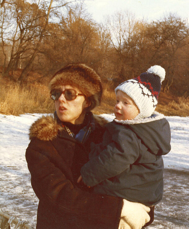 Simon Schwarz und seine Mutter am Wiener Lusthauswasser. Simon Schwarz und seine Mutter am Wiener Lusthauswasser.