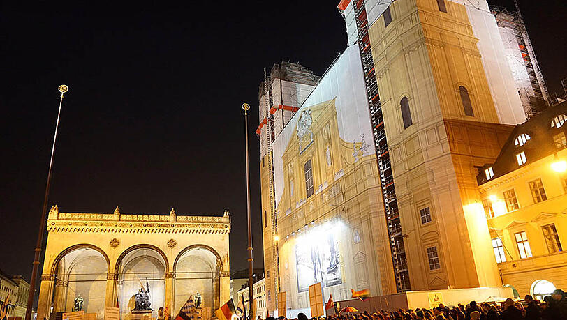 Gespenstisches Bild: Pegida-Anhänger demonstrieren am Montag vor der Feldherrnhalle. Die Stadt war mit einem Verbot gescheitert. Gespenstisches Bild: Pegida-Anhänger demonstrieren am Montag vor der Feldherrnhalle. Die Stadt war mit einem Verbot gescheitert.