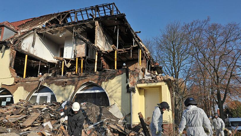Polizisten untersuchen am 08.11.2011 in Zwickau die Überreste des Hauses der rechtsextremen Terrorzelle in Zwickau, das bei einer Explosion zerstört wurde. Foto: Hendrik Schmidt Polizisten untersuchen am 08.11.2011 in Zwickau die Überreste des Hauses der rechtsextremen Terrorzelle in Zwickau, das bei einer Explosion zerstört wurde. Foto: Hendrik Schmidt