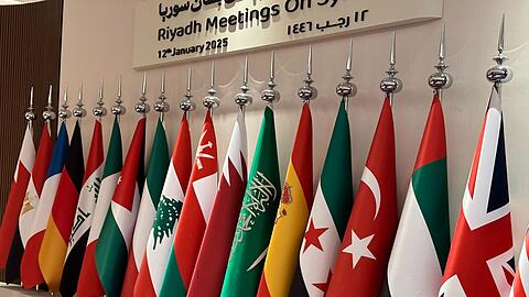 Bei dem Treffen in Riad kamen Vertreter wichtiger Staaten der Region und westlicher Länder zusammen. Auch Syriens De-facto-Außenminister war dabei.