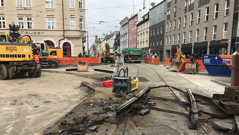 Am Schwabinger Kurfürstenplatz werden seit 9. Oktober die Trambahngleise herausgerissen und erneuert, das wird mindestens acht Wochen dauern. Anwohner und Geschäftsleute sind von der Riesenbaustelle allerdings völlig überrascht worden. Am Schwabinger Kurfürstenplatz werden seit 9. Oktober die Trambahngleise herausgerissen und erneuert, das wird mindestens acht Wochen dauern. Anwohner und Geschäftsleute sind von der Riesenbaustelle allerdings völlig überrascht worden.