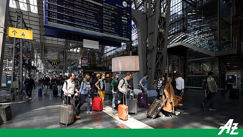 Musiker des BR-Symphonieorchesters beim Umstieg auf dem Frankfurter Hauptbahnhof. Musiker des BR-Symphonieorchesters beim Umstieg auf dem Frankfurter Hauptbahnhof.