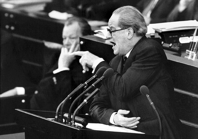 Auch der ehemalige SPD-Franktionsvorsitzende Herbert Wehner teilte gerne verbal aus und bewies dabei stets auch einen Tick Kreativität und Humor. Den CDU-Abgeordneten Jürgen Wohlrabe nannte er "Herr Übelkrähe", Jürgen Todenhöfer bezeichnete er als "Abgeordneten Hodentöter". Einem ungeliebten Kollegen soll er zudem empfohlen haben, sich in "Genosse Arschloch" umzubenennen. In 34 Jahren als Bundestagsabgeordneter erhielt Wehner so ganze 78 Ordnungsrufe.