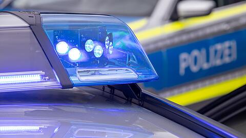 In der Münchner Innenstadt ist ein Streifenwagen mit Blaulicht mit einem BMW kollidiert. (Symbolbild) In der Münchner Innenstadt ist ein Streifenwagen mit Blaulicht mit einem BMW kollidiert. (Symbolbild)
