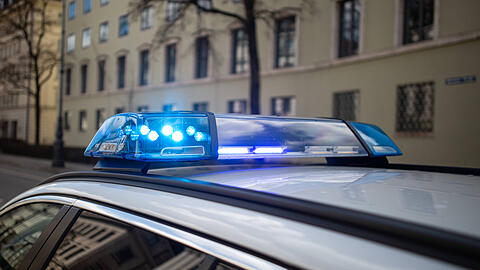 Die Polizei beobachtete die Gruppe bereits, die das Geld der Münchnerin von bösen Geistern befreien wollte. Offenbar waren die drei Frauen und ihr mutmaßlicher Aufpasser über Portugal eingereist. Die Polizei beobachtete die Gruppe bereits, die das Geld der Münchnerin von bösen Geistern befreien wollte. Offenbar waren die drei Frauen und ihr mutmaßlicher Aufpasser über Portugal eingereist.