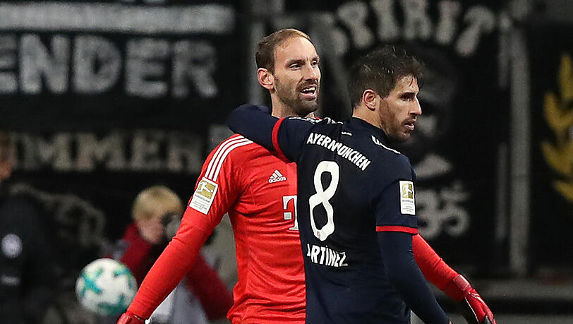 Tom Starke und Javi Martinez: Der Torwart-Oldie des FC Bayern musste für Sven Ulreich ran. Tom Starke und Javi Martinez: Der Torwart-Oldie des FC Bayern musste für Sven Ulreich ran.