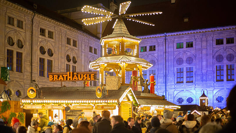 Prunkstück auf dem Weihnachtsmarkt in der Residenz: die hell erleuchtete Weihnachtspyramide. Prunkstück auf dem Weihnachtsmarkt in der Residenz: die hell erleuchtete Weihnachtspyramide.