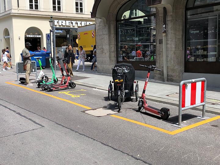Auch Lastenräder machen es sich zum Teil auf den Scooter-Parkplätzen bequem.