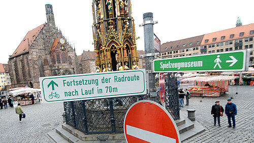 Gesperrt: Wer den Europa-Radweg nutzen will, muss seinen Drahtesel 70 Meter vom Schönen Brunnen bis zur Brautkehre schieben. Gesperrt: Wer den Europa-Radweg nutzen will, muss seinen Drahtesel 70 Meter vom Schönen Brunnen bis zur Brautkehre schieben.