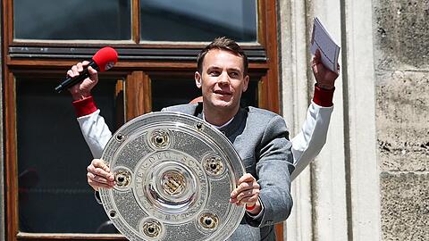 Ein gewohntes Bild: Manuel Neuer mit der Meisterschale auf dem Münchner Rathausbalkon. (Archivbild) Ein gewohntes Bild: Manuel Neuer mit der Meisterschale auf dem Münchner Rathausbalkon. (Archivbild)