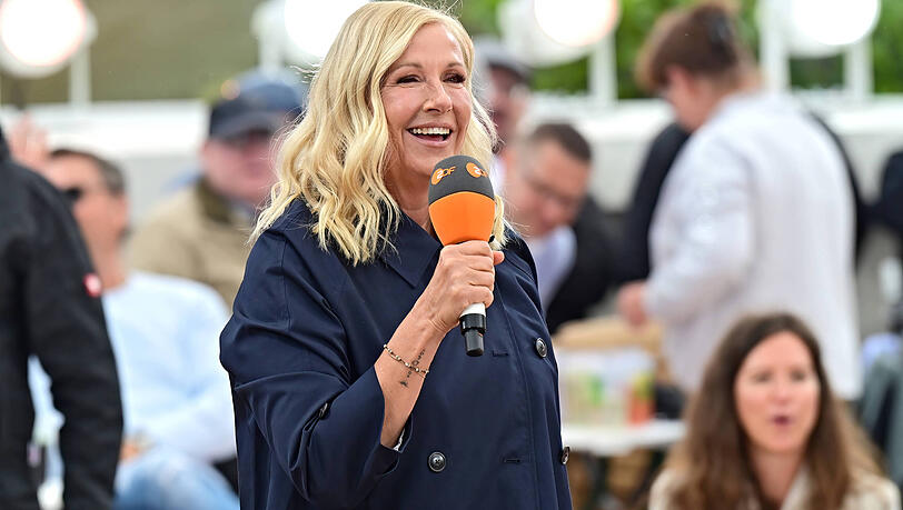 "Immer wieder sonntags" feiert 2025 sein 30-jähriges Jubiläum. Auch "ZDF-Fernsehgarten"-Moderatorin Andrea Kiewel hat allen Grund zur Freude. "Immer wieder sonntags" feiert 2025 sein 30-jähriges Jubiläum. Auch "ZDF-Fernsehgarten"-Moderatorin Andrea Kiewel hat allen Grund zur Freude.