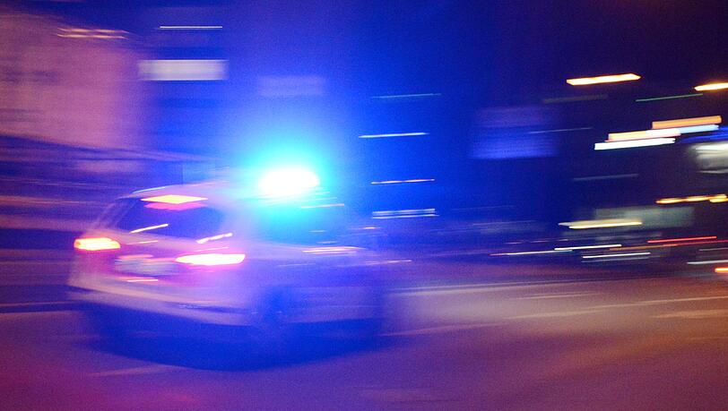 Vor dem Notarzt kam die Polizei - die Streifenwagenbesatzung wurde zufällig zu Lebensretter. Vor dem Notarzt kam die Polizei - die Streifenwagenbesatzung wurde zufällig zu Lebensretter.
