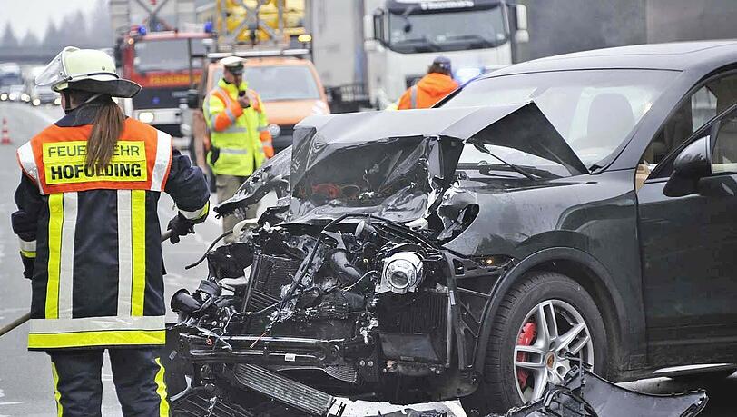 Serienunfall am Brunnthaldreieck: Viel Blechschaden und vier Verletzte. Serienunfall am Brunnthaldreieck: Viel Blechschaden und vier Verletzte.