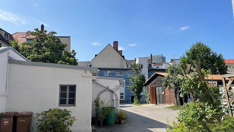 Ruhe und viel Platz bietet dieser besondere Hinterhof im früheren Arbeiterviertel Westend. Ruhe und viel Platz bietet dieser besondere Hinterhof im früheren Arbeiterviertel Westend.