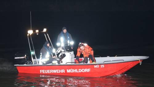 Bis tief in die Nacht suchten Wasserwacht und Rettungsdienst das mysteriöse Auto. Bis tief in die Nacht suchten Wasserwacht und Rettungsdienst das mysteriöse Auto.