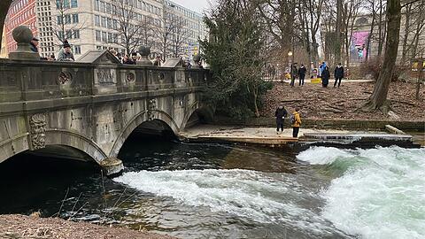 Inzwischen ist am Eisbach schon mehr von der alten Welle zu sehen. Aber trotz eines Teilerfolgs: Ein Surfen ist noch zu gefährlich. Deswegen hat die Stadt jetzt ein Verbot erlassen (Archivbild) Inzwischen ist am Eisbach schon mehr von der alten Welle zu sehen. Aber trotz eines Teilerfolgs: Ein Surfen ist noch zu gefährlich. Deswegen hat die Stadt jetzt ein Verbot erlassen (Archivbild)