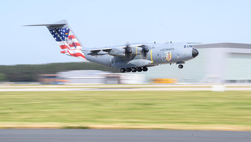 Ein Airbus A400M der Luftwaffe der Bundeswehr mit Sonderlackierung "Air Defender 2023" landet am Fliegerhorst Wunstorf in der Region Hannover. Ein Airbus A400M der Luftwaffe der Bundeswehr mit Sonderlackierung "Air Defender 2023" landet am Fliegerhorst Wunstorf in der Region Hannover.