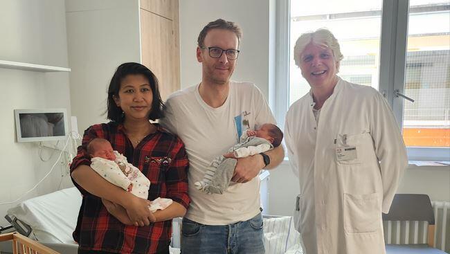 Die stolzen Eltern Duongmani und Andreas Rachinger mit ihren besonderen Zwillingen Ella (links im Bild) und Emma. Die zweieiigen Zwillinge haben an zwei verschiedenen Tagen Geburtstag – obwohl sie mit nur 12 Minuten Abstand geboren wurden. Die stolzen Eltern Duongmani und Andreas Rachinger mit ihren besonderen Zwillingen Ella (links im Bild) und Emma. Die zweieiigen Zwillinge haben an zwei verschiedenen Tagen Geburtstag – obwohl sie mit nur 12 Minuten Abstand geboren wurden.