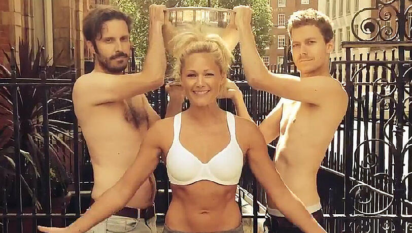 Erwartungsfroh: Helene Fischer kurz vor der Eisdusche Erwartungsfroh: Helene Fischer kurz vor der Eisdusche