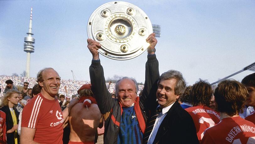 Udo Lattek mit der Schale und Präsident Fritz Scherer. Udo Lattek mit der Schale und Präsident Fritz Scherer.