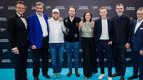 Bei der Eröffnung des Filmfest München auf dem roten Teppich (v.l.): Festivaldirektor Christoph Gröner, Ministerpräsident Markus Söder, die Schauspieler Tim Key und Tom Basden, Künstlerische Leiterin Julia Weigl, Bürgermeister Dominik Krause, Regisseur James Griffiths... Bei der Eröffnung des Filmfest München auf dem roten Teppich (v.l.): Festivaldirektor Christoph Gröner, Ministerpräsident Markus Söder, die Schauspieler Tim Key und Tom Basden, Künstlerische Leiterin Julia Weigl, Bürgermeister Dominik Krause, Regisseur James Griffiths...