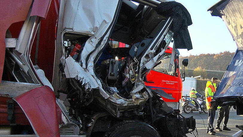 Aus ungeklärter Ursache krachte ein Lastwagen auf der A3 ungebremst in den vor ihm fahrenden Lkw. Aus ungeklärter Ursache krachte ein Lastwagen auf der A3 ungebremst in den vor ihm fahrenden Lkw.