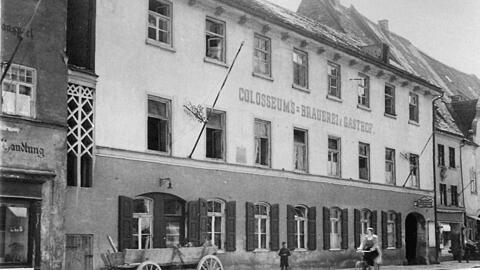 Eine historische Aufnahme zeigt die Aufschrift Colosseums-Brauerei und Gasthof. Zuvor hieß die Braustätte auch Urbanbräu beziehungsweise Paulimayrbräu. Eine historische Aufnahme zeigt die Aufschrift Colosseums-Brauerei und Gasthof. Zuvor hieß die Braustätte auch Urbanbräu beziehungsweise Paulimayrbräu.
