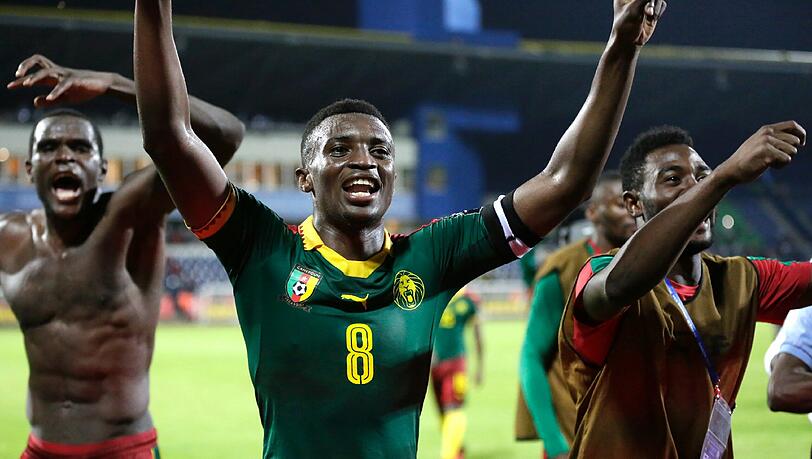 Kameruns Spieler Benjamin Moukandjo (M) jubelt mit Mannschaftskameraden über den Sieg seines Teams im Halbfinal-Spiel des Afrika-Cups Kamerun - Ghana. Kameruns Spieler Benjamin Moukandjo (M) jubelt mit Mannschaftskameraden über den Sieg seines Teams im Halbfinal-Spiel des Afrika-Cups Kamerun - Ghana.