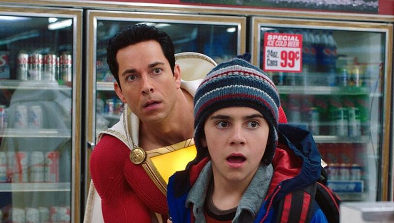 "Shazam!": Billy (Zachary Levi, l.) und sein Kumpel Freddy (Jack Dylan Grazer) stecken in Schwierigkeiten. "Shazam!": Billy (Zachary Levi, l.) und sein Kumpel Freddy (Jack Dylan Grazer) stecken in Schwierigkeiten.