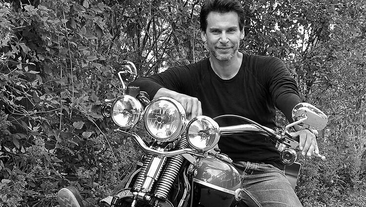 Schauspieler Florian Odendahl (SOKO München) fährt eine Harley Davidson Softail Springer Classic: „Alleine fahren macht Spaß, man ist sehr unabhängig. Aber ab zwei Personen hat man Gleichgesinnte um sich, mit denen man die Erlebnisse teilen kann – das macht noch mehr Spaß. Ich bin zum Beispiel mit meinem Dad in 10 Tagen 3.000 km durch den Südwesten der USA gefahren. Mir gefällt das Reduzierte auf Tour. Alles Benötigte trägt man bei sich oder auf dem Bike. Man nimmt die Umgebung direkt war, die Natur, den Asphalt, aber auch das Wetter, das macht die Sache sehr spannend. Schauspieler Florian Odendahl (SOKO München) fährt eine Harley Davidson Softail Springer Classic: „Alleine fahren macht Spaß, man ist sehr unabhängig. Aber ab zwei Personen hat man Gleichgesinnte um sich, mit denen man die Erlebnisse teilen kann – das macht noch mehr Spaß. Ich bin zum Beispiel mit meinem Dad in 10 Tagen 3.000 km durch den Südwesten der USA gefahren. Mir gefällt das Reduzierte auf Tour. Alles Benötigte trägt man bei sich oder auf dem Bike. Man nimmt die Umgebung direkt war, die Natur, den Asphalt, aber auch das Wetter, das macht die Sache sehr spannend.