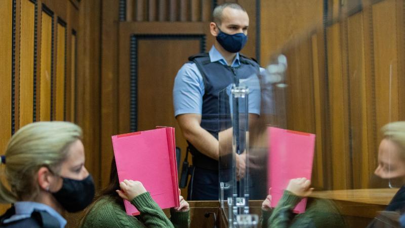 Die Angeklagte sitzt in einem Gerichtssaal des Landgerichts zwischen Justizvollzugsbeamten. Die Angeklagte sitzt in einem Gerichtssaal des Landgerichts zwischen Justizvollzugsbeamten.