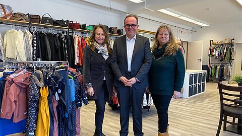 OB-Kandidat Clemens Baumgärtner (CSU) vor viel Secondhand-Klamotten im neuen Nachbarschaftstreff "Giesinger Herz" – zwischen den CSU-Stadträtinnen Ulrike Grimm (l.) und Alexandra Gaßmann. OB-Kandidat Clemens Baumgärtner (CSU) vor viel Secondhand-Klamotten im neuen Nachbarschaftstreff "Giesinger Herz" – zwischen den CSU-Stadträtinnen Ulrike Grimm (l.) und Alexandra Gaßmann.