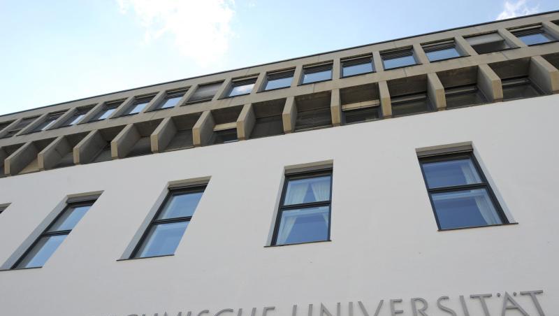 Der Eingang zum Hauptgebäude der Technischen Universität (TU) in München. Foto: Andreas Gebert/Archivbild Der Eingang zum Hauptgebäude der Technischen Universität (TU) in München. Foto: Andreas Gebert/Archivbild